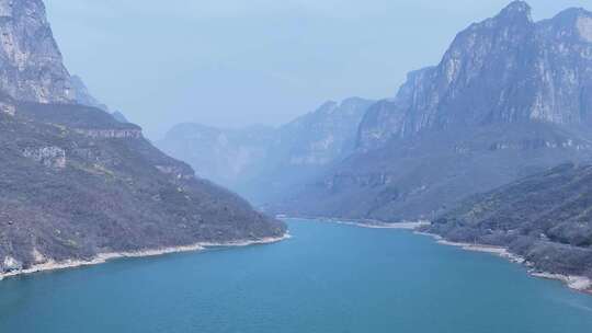 山林湖水快艇变焦山道大巴车