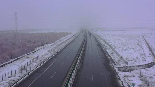 风雪中高速公路货运卡车