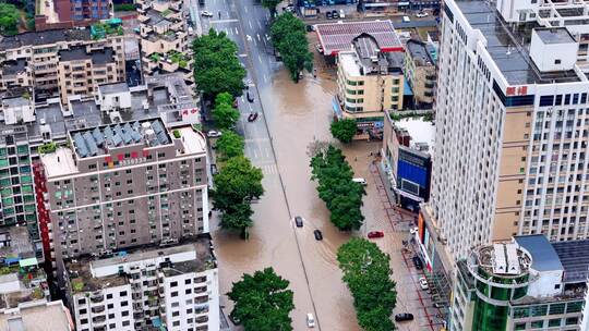 俯瞰城市街景道路被水淹没的景象