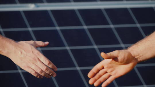 两个男人在太阳能电池板背景上握手视频素材模板下载