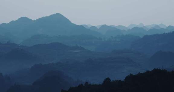 层峦叠嶂的山峰