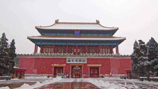 北京下雪中的故宫博物院