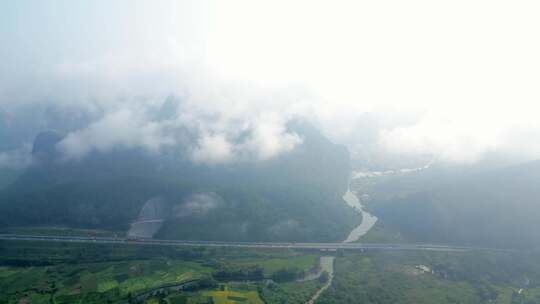 桂林云雾缭绕的山谷中穿行的高速公路