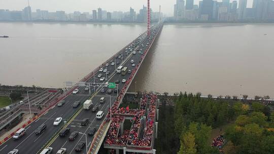 杭州奥体跨江大桥车流人流