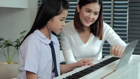 学钢琴弹钢琴的孩子视频素材模板下载