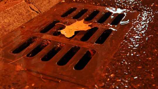 下雨城市下水道排水夜晚城市下雨