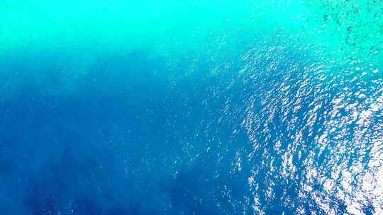 航拍海面的蓝色蓝水
