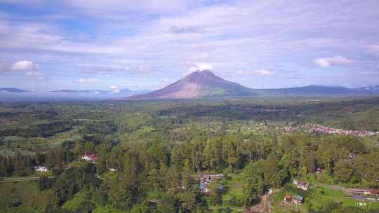 Berastag的Sinabung火山和周围美丽的绿色村庄的反向无人机拍摄