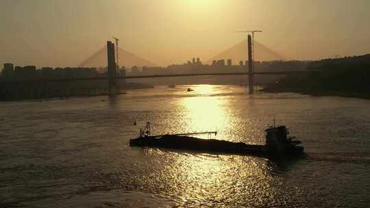 黄昏长江大桥轮船