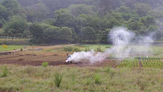 田间农民焚烧秸秆场景