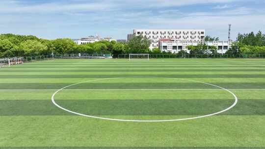 大学校园里露天人造草坪足球场景观设计