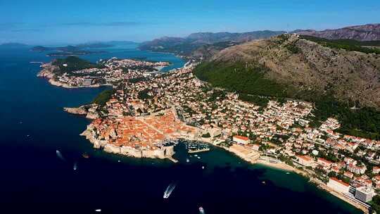欧洲克罗地亚杜布罗夫尼克古城欧洲航拍船