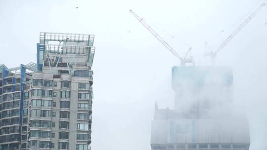 地拍武汉雨后楼房起吊机视频素材模板下载