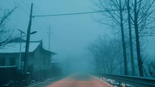 秦岭迷雾中的夜路