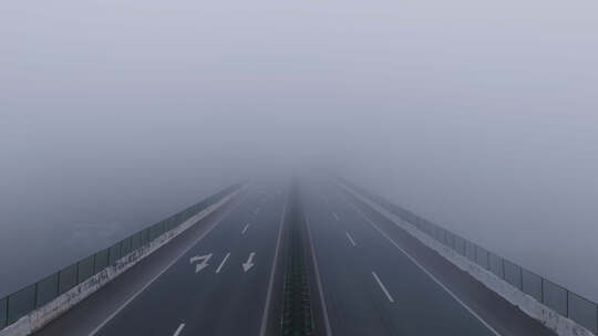 浓雾天气高速公路