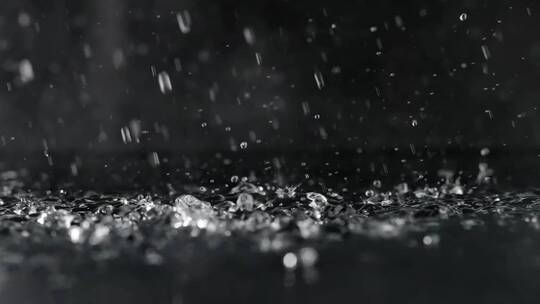 慢镜头拍摄雨滴落入水面唯美创意视频