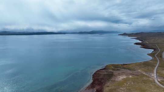 航拍青海玛多县冬格错纳湖