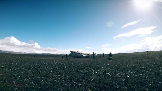 沙漠戈壁上飞机残骸