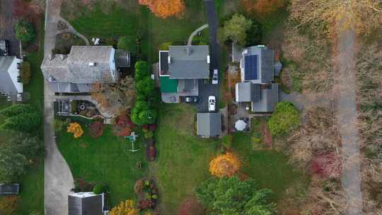 秋季美国郊区豪宅的自上而下天线。屋顶鸟瞰。