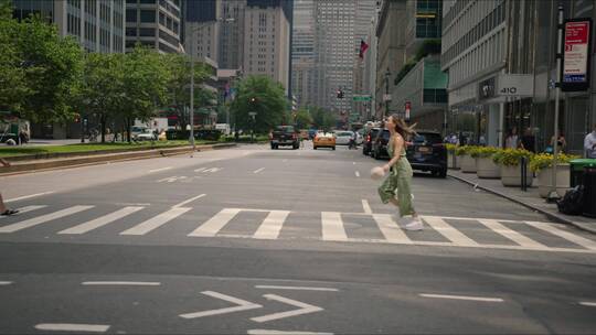 女孩在人行道上奔跑视频素材模板下载