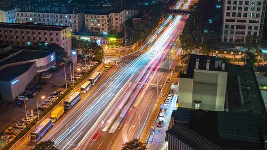 夜晚城市路口车流