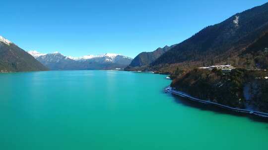 航拍西藏林芝巴松措景区雪山森林湖泊风光