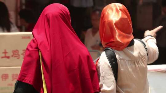 两个戴红头巾的女人