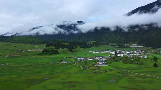 航拍雨后的鲁朗镇扎西岗村田园风光