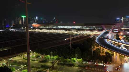 夜晚高铁站轨道交通列车出站城市车流下降