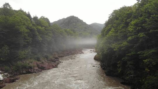 山间河流洪水