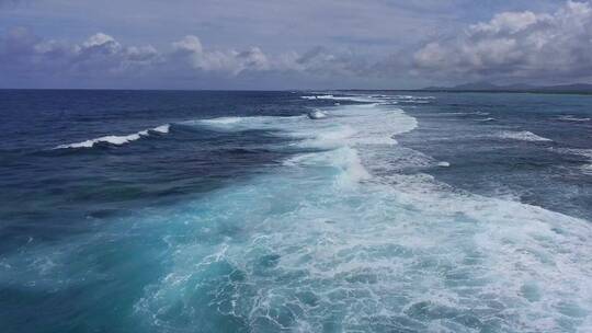 电影感大海海浪巨浪滔天航拍