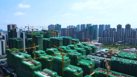 航拍建设中的建筑工地塔吊