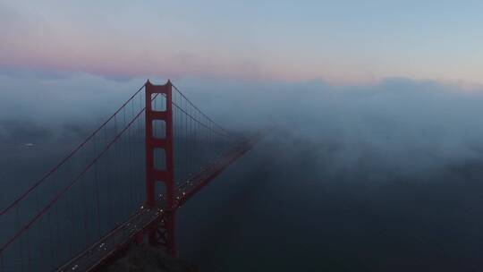 傍晚大雾中的吊桥景观