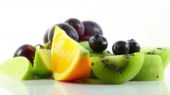 5 种不同水果在白色表面上缓慢旋转的排列视频素材模板下载