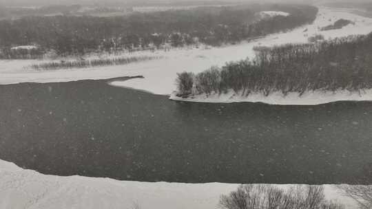 春分时节的大兴安岭河流湿地风雪