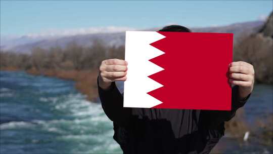 手持巴林国旗旗帜的人