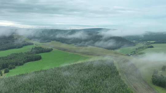 航拍大兴安岭林区田野晨雾风景