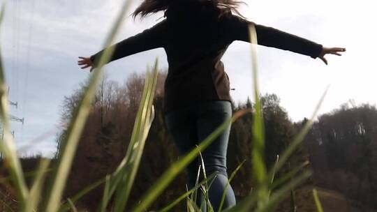 仰拍一个女人独自在从地上旋转