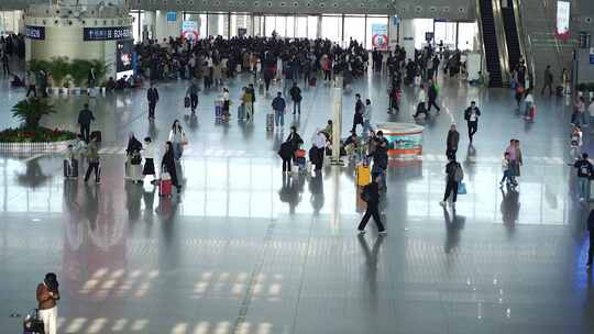 南京南高铁站人群与行李的行进