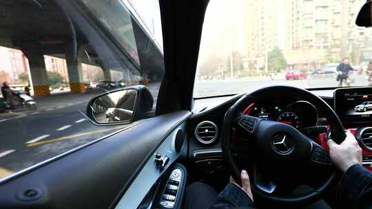 城市道路第一视角开车（奔驰汽车）视频素材模板下载
