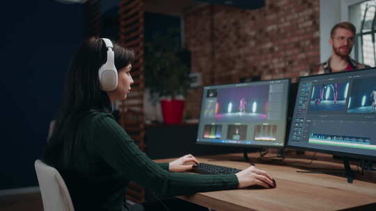 创意工作室女性声音设计师使用专业软件制作音乐视频的蒙太奇