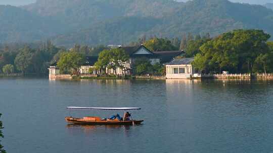 立冬早晨杭州西湖水面与游船水墨画风光