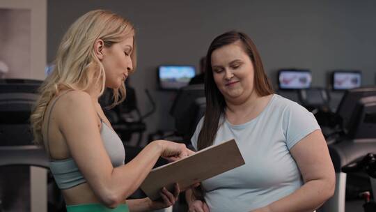 健身教练为女人制作减肥计划视频素材模板下载
