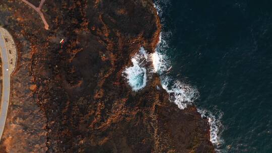 海浪击打岩石的航拍视频素材模板下载