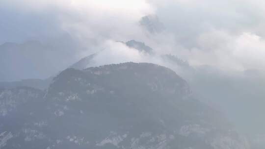 台风到来之前，泰山云雾翻腾，风起云涌