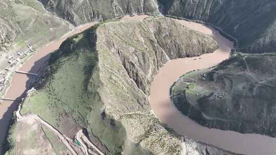 航拍西藏怒江第一湾 春季峡谷河流景观