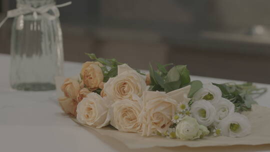 气质美女悠闲午后插花闻花香