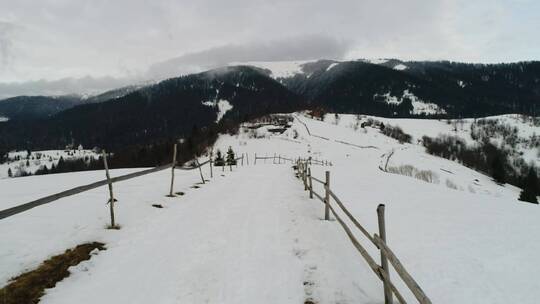 雪山中用栅栏围起来的小路