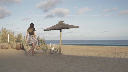 4K升格美女海边沙滩行走海风视频素材模板下载