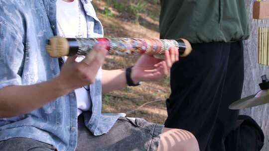 户外人物演奏乐器